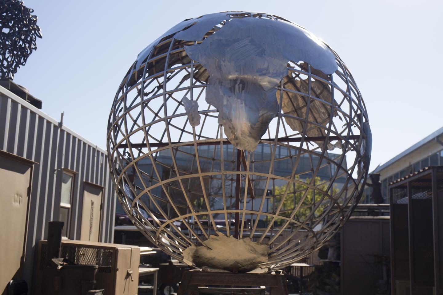 Welded globe created by 澳门皇家赌城在线大学 焊接 Program